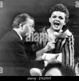 Hollywood : la star de cinéma Mickey Rooney et Judy Garland sur scène au Hollywood Greek Theatre avec bras cassé . 15 septembre 1965 Banque D'Images