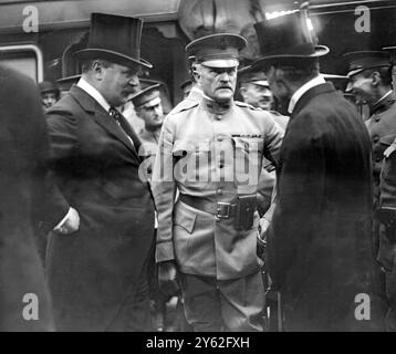 Le général Pershing, chef de l'armée américaine, arrive à Euston Station. Lord Derby , secrétaire d'État à la Guerre et général Pershing. 8 juin 1917 Banque D'Images