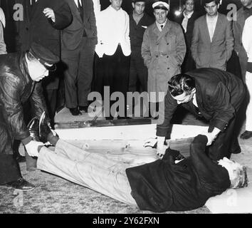Le corps de Charles ' Lucky ' Luciano repose à l'endroit où il est mort d'une crise cardiaque. Naples, aéroport de Capodichino - 26 janvier 1962 Banque D'Images