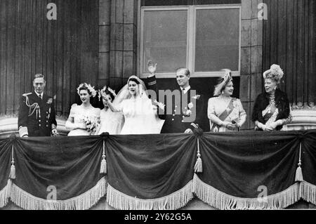 Mariage royal. S.A.R. la Princesse Elizabeth et le Duc d'Édimbourg. Sur le balcon du palais de Buckingham après la cérémonie. 20 novembre 1947 Banque D'Images