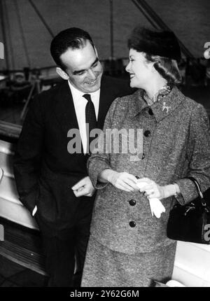 Après de longues vacances aux Etats-Unis, le Prince Rainier et la Princesse Grace (anciennement Grace Kelly l'actrice) rentrent chez eux à Monaco. Ils sont photographiés quittant la Constitution SS à Cannes sur le chemin de Monaco. La princesse attend son premier enfant en février. 19 novembre 1956 Banque D'Images