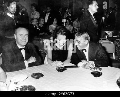 Sur la photo, dans la salle Terpsychore du luxueux Hôtel Hilton d'Athènes, sont LtoR Professeur Stratis Andreades ; Princesse Lee Radziwill , sœur de Mme Jacqueline Kennedy ; et magnat grec Aristote Onassis . Les trois assistaient à un bal marquant l'ouverture du Hilton d'Athènes nouvellement construit. Le professeur Andreades est , en plus d'être un armateur bien connu , président de trois grandes banques , président des chemins de fer électriques grecs , et financier . 25 avril 1963 Banque D'Images