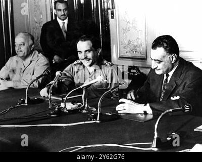 Jordanie - le Pacte UAR est signé. Le roi Hussein et Gamal Abdel Nasser signent avec le président de l'OLP Ahmed Shukairy à gauche. Le Caire, Egypte - 30 mai 1967 Banque D'Images