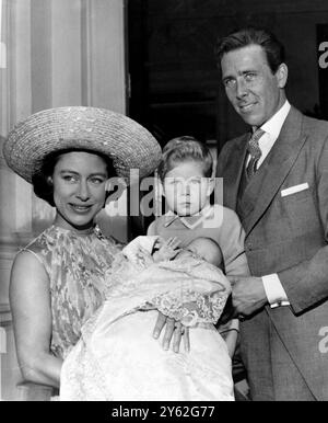 13 JUILLET 1964 la princesse Margaret et son mari, le comte de Snowdon, avec leur fils David, vicomte Linley, et leur fille, Lady Sarah Frances Elizabeth Armstrong-Jones pour le baptême de ces derniers dans la chapelle privée de Buckingham Palace, Londres, Angleterre. Banque D'Images