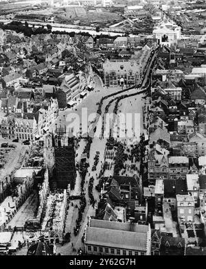 Le pèlerinage des grands champs de bataille : scènes de France et de Flandre lors du grand pèlerinage sur les champs de bataille organisé par la Légion britannique et la British Empire Service League et culminant avec la cérémonie à la porte de Menin, Ypres le 8 août 1928 , en présence du prince de Galles, des visites ont été effectuées dans diverses villes et villages , ainsi que dans des lieux associés à la vaillance britannique sur le front occidental. Au 5 août, quelque 11 000 pèlerins, dont près de la moitié étaient des femmes, avaient été stationnés dans une vingtaine de villes de France et de Belgique. Photos montre : la grande marche passée devant le Prince de Wa Banque D'Images