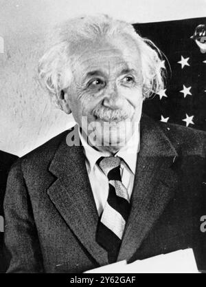 Albert Einstein 1955 Einstein, Albert Swiss-US (né en Allemagne) physicien ; déménage en Suisse, devenant citoyen suisse en 1900 ; examinateur à l'Office suisse des brevets à Berne 1900-1907 ; découvre la relativité restreinte 1905 ; découvre l'équivalence masse-énergie 1905 ; explique correctement l'effet photoélectrique en termes de quantification de la lumière 1905 ; explique correctement la cause physique du mouvement brownien 1905 ; principe énoncié des cadres de référence équivalents 1907 ; formule correctement les équations de Maxwell en présence du champ gravitationnel 1914 (version 1907) ; retourne en Allemagne 1914 ; découvre le général Banque D'Images