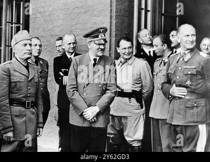 Allemagne : photo prise deux heures après l'explosion d'une bombe dans le quartier général de Hitler le 20 juillet 1944 de gauche à droite : Mussolini, Martin Bormann, l'amiral Doenitz, Hitler, avec du plâtre sur la main gauche ; Goering, Hermann Fegelein (chef du groupe SS) et le général de l'Air Loerzer. Banque D'Images