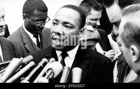 3 DÉCEMBRE 1963 DR MARTIN LUTHER KING LORS D'UNE CONFÉRENCE DE PRESSE APRÈS AVOIR RENCONTRÉ LE PRÉSIDENT LYNDON B. JOHNSON À LA MAISON BLANCHE, WASHINGTON D.C., ÉTATS-UNIS. Banque D'Images