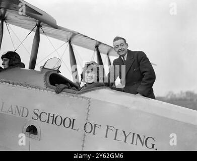 George Harley Hay, 14e comte de Kinnoull et son épouse Enid Margaret Hamlyn Fellows ( Comtesse de Kinnoull ) à l'aérodrome de Havilland , Hendon , Middlesex , Angleterre où la comtesse apprend à voler . 20 mai 1924 Banque D'Images