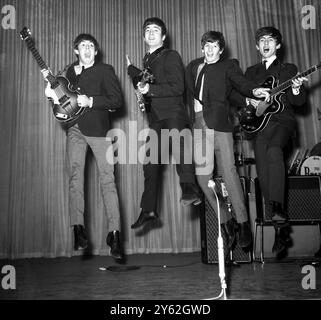 Les Beatles répètent pour le spectacle Royal Variety au Prince of Wales Theatre , Londres 4 novembre 1963 Banque D'Images