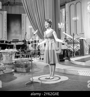 Luxembourg : L'allemande Conny Froboess est présentée au 7ème Festival Eurovision de la chanson qui s'est tenu ici le 18 mars. 20 mars 1962 Banque D'Images