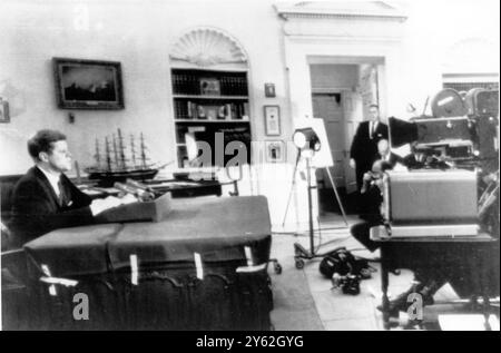 Sérieux face, le président américain John Kennedy est photographié alors qu'il faisait son émission de télévision nationale depuis la Maison Blanche hier soir, lorsqu'il annonçait que les États-Unis appliquaient un blocus de Cuba. 23 octobre 1962 Banque D'Images