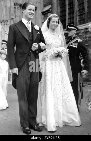 La charmante mariée de 18 ans et son époux émergent de l'abbaye de Westminster après le «mariage de l'année». Avec la reine, le duc d'Édimbourg et d'autres membres de la famille royale comme invités, la créature Miss Frances Roche, duaghter de Lord et Lady Fermoy, a été mariée dans l'abbaye au vicomte althorp, 30 ans, fils unique et héritier du comte et de la comte Spencer. 1er juin 1954 Banque D'Images