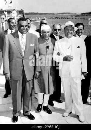 20 juillet 1956 : la réunion des 'trois grandes puissances neutres', Inde, Egypte et Yougoslavie à Brioni, Yougoslavie. Président Nasser, premier ministre Nehru et général Tito. Banque D'Images