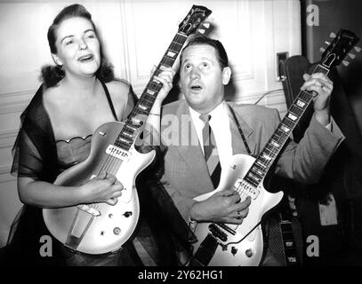 Les Paul et sa femme Mary Ford complètent leurs guitares au Savoy Hotel où ils séjournent pendant leur saison de deux semaines au London palladium. Ils ont une technique célèbre que les a développée dans laquelle quand il joue il sonne comme huit guitares et quand Mary chante il sonne comme une chorale. Leur technique est si secrète que tous leurs enregistrements sont réalisés chez eux. 9 septembre 1952 Banque D'Images