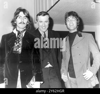 George Harrison et John Lennon avec David Frost avant leur apparition dans son émission de télévision. Londres - 4 octobre 1967 Banque D'Images