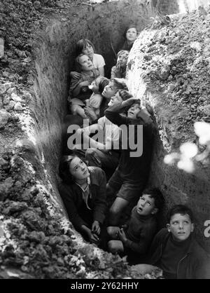 John Topham diaporama John Topham présentation Topham Conférence les enfants des cueilleurs de houblons regardent la bataille d'Angleterre rage au-dessus du ciel dans le Kent 1940 ©TopFoto Banque D'Images