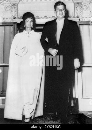 Washington, D.C. : le président et Mme John Kennedy quittent la Maison Blanche ici plus tard le 20 janvier pour assister au bal inaugural. La première dame porte pour la première fois sa robe de bal en élégant pouf blanc avec un décolleté haut et des manches se terminant juste souffler le coude. La seule ornementation est une rosette en tissu blanc et a été créée par Oleg Cassini, la créatrice de robe officielle de trente et un ans de la nouvelle première Dame de l'Amérique. 21 janvier 1961 9 mai 1968 Banque D'Images