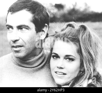 Roger Vadim avec sa femme Jane Fonda avant la fabrication de 'Barbarella' Rome, Italie - 13 juin 1967 Banque D'Images