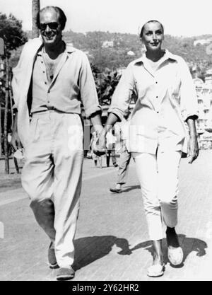 Rex Harrison et Santa Margherita Ligure L'acteur britannique et hollywoodien Rex Harrison se promène avec sa femme Kay Kendall dans une rue de cette ville de la Riviera italienne, Rex possède une villa à proximité à Portofino. 26 septembre 1958 Banque D'Images