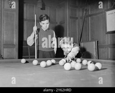 Des garçons de moins de seize ans de toutes les régions du pays renoncent à Burroughes Hall, Londres, ce matin (lundi) pour concourir pour le championnat de billard organisé par le «Harry Young» Boy's Billards Championship Committee. Marcus Owen, 13 ans, le plus jeune concurrent du championnat, regarde Roy Turner, 14 ans, de Stafford, en jeu aujourd'hui (lundi) à Burroughes Hall. Marcus, qui joue depuis l'âge de sept ans, appartient au Dene Club de Great Yarmouth et a battu la plupart des joueurs adultes chevronnés de Norfolk. 5 avril 1948 Banque D'Images