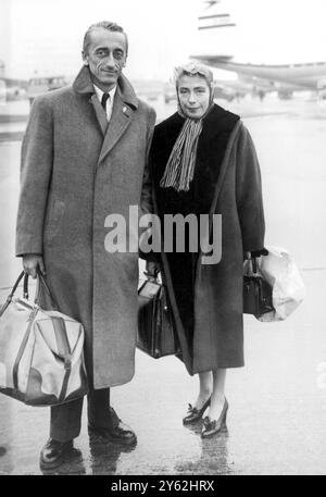 Jacques-Yves Cousteau L'explorateur français des eaux profondes photographié avec sa femme Simone ( Melchior ) à l'aéroport de Londres à leur arrivée de France. Il doit donner une conférence privée au Royal Festival Hall. M Cousteau, un officier d'artillerie de la Marine française a révolutionné l'exploration sous-marine en développant l'aqua Lung, un appareil automatique à air comprimé qui rend inutile une combinaison de plongée et des lignes à la surface et permet aux plongeurs une plus grande mobilité et une plus longue durée sous l'eau. L'équipement est maintenant utilisé sous waterOctober 31st 1954 Banque D'Images