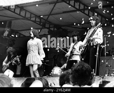 Des milliers de papillons sont libérés alors que les Rolling Stones dirigés par Mick Jagger donnaient un concert en plein air à Hyde Park, le 6 juillet 1969. Mick Taylor à gauche, Mick Jagger, Keith Richards et Bill Wyman. Le concert a eu lieu à la mémoire de Brian Jones qui a été retrouvé mort dans une piscine. Banque D'Images