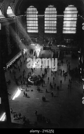 Les navetteurs tôt le matin dans le hall principal de Grand Central Station, bâtiment ferroviaire le plus emblématique des Amériques, à E 42nd Street, New York, en 1952. Banque D'Images