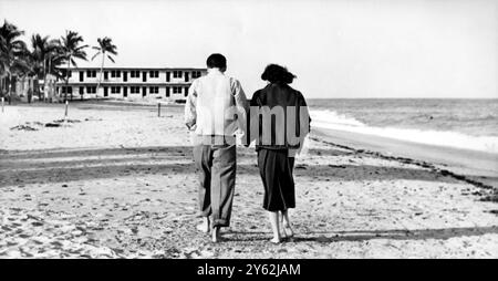 Frank Sinatra et son épouse Ava Gardner lors de leur lune de miel à Miami Beach en Floride après avoir refusé de poser pour les photographes, ils se sont mariés la veille dans une banlieue de Philadelphie le 10 novembre 1951 Banque D'Images