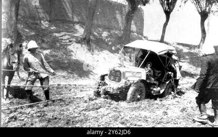 Pékin - Paris course automobile 1907. La voiture de M Collignon coincée dans la boue avant d'entrer dans Kalgan. Banque D'Images