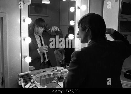 Charlie Watts , batteur avec les Rolling Stones , coupe sa frange dans le vestiaire avant une représentation . années 1960 Banque D'Images