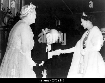 Le premier ministre sir Winston Churchill se penche bas sur la main de la reine, comme Lady Churchill l'accueille à son arrivée au 10 Downing Street. La reine avec le duc d'Édimbourg, dîna au numéro 10. On pense que Sir Winston annoncera sa retraite de premier ministre dans ces quelques jours et que Sir Anthony Eden sera son successeur. 4 avril 1955 Banque D'Images