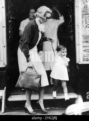 La princesse Grace tient la main de sa fille et regarde avec impatience la jeune princesse Caroline descendre une marche. Ils étaient dehors faire du shopping dans l'avenue des Moulins à Monte Carlo. 19 septembre 1958 Banque D'Images