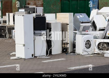 Poznan, Pologne. 30 octobre 2022. Réfrigérateurs et machines à laver jetés au centre de recyclage Banque D'Images