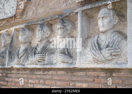 Rome, Italie. 22 septembre 2024. Détail du tombeau de Hilarus fuscus le long de l'ancienne voie Appienne à l'occasion du jour de l'Appia à Rome. Le jour de l'Appia, qui a lieu chaque année entre Rome et Brindisi, est l'occasion de célébrer le charme et l'enchantement de l'ancienne voie Appienne et les paysages qui peuvent être découverts le long de son itinéraire parmi les vestiges millénaires de ce qui était autrefois la civilisation romaine. La voie Appienne était la voie romaine qui reliait initialement Rome à Capoue, étendue dans les siècles suivants à Brundisium (Brindisi). Considéré par les Romains la reine de Banque D'Images