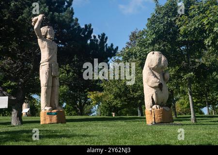 Statues en bois sculpté dans le parc Wolastoq, Saint John, Nouveau-Brunswick, Canada Banque D'Images