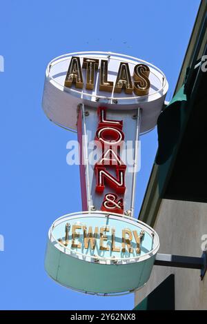 BELLFLOWER, CALIFORNIE, 28 JUILLET 2024 : signe à l'Atlas Loans and Jewlery Pawn Shop dans le centre-ville de Bellflower. Banque D'Images