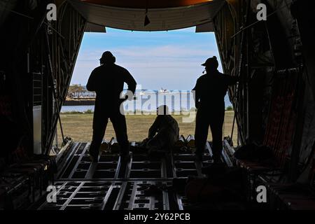 Un avion du 757th Airlift Squadron C-130J-30 Super Hercules taxis à l'aéroport de Burke Lakefront après avoir survolé Huntington Bank Field à Cleveland, Ohio, le 22 septembre 2024. En tant qu'événement d'engagement communautaire, l'équipage participe à un survol pour le match de dimanche entre les Browns de Cleveland et les Giants de New York. (Photo de l'US Air Force par le sergent d'état-major Christina Russo) Banque D'Images