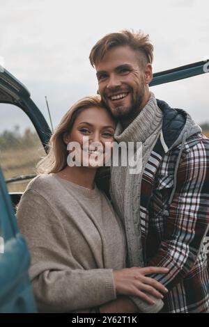 Sentiments purs. Beau jeune couple embrassant et souriant tout en se tenant à l'extérieur Banque D'Images