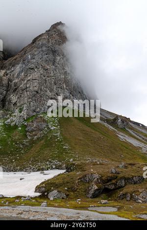 Vue sur la falaise de Gnålodden à Hornsund, sur l'île de Spitzberg dans l'archipel du Svalbard, Norvège. Banque D'Images