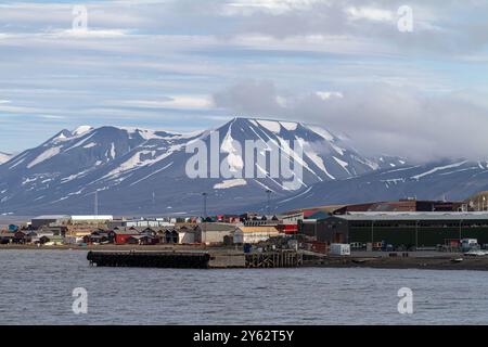 Vue de la ville de Longyearbyen sur l'île de Spitzberg dans l'archipel du Svalbard, Norvège. Banque D'Images