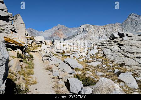 Sentier de randonnée dans la vallée rocheuse le long de High Sierra Trail. Banque D'Images