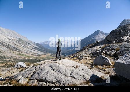 Une dame sur des rochers surplombant la vallée. Banque D'Images