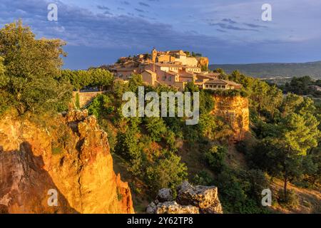 Point de vue lever de soleil du village ocre perché de Roussillon, département du Vaucluse, vallée du Luberon, Sud de la France Banque D'Images