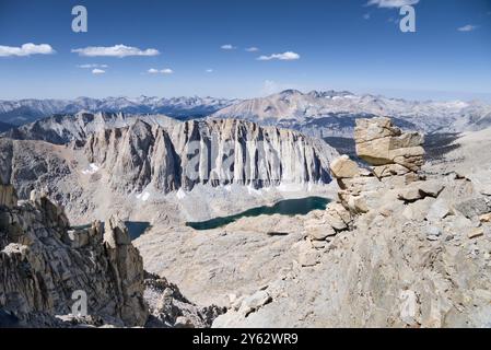 La vue sur les montagnes et le lac alpin depuis le sommet de Mt. Whitney. Banque D'Images