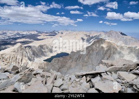 La vue sur les montagnes et le lac alpin depuis le sommet de Mt. Whitney. Banque D'Images