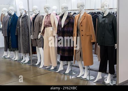 Mannequins féminins en vêtements chauds exposés dans un magasin de vêtements. Centre commercial Banque D'Images