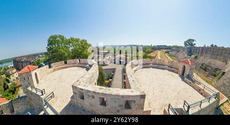 Vue aérienne panoramique de la forteresse de Belgrade par une journée d'été ensoleillée, montrant des murs et des tours anciens, avec la confluence des rivières Sava et Danube dans le Banque D'Images