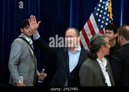 San Antonio, États-Unis. 23 septembre 2024. DOUGLAS EMHOFF, second Gentleman des États-Unis, reconnaît les acclamations à San Antonio alors qu'il souligne un rassemblement des démocrates du Texas lors d'une levée de fonds de trois jours dans l'État du Lone Star. Emhoff s’arrêtera à Austin et Houston les deux prochains jours. Crédit : Bob Daemmrich/Alamy Live News Banque D'Images