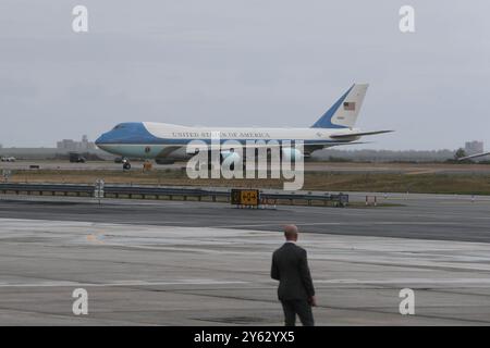 New York, États-Unis, 23 septembre 2024 : le président Joe Biden arrive à New York à bord d’Air Force One et part sur Marine One, accueilli par des responsables locaux avant l’Assemblée générale des Nations Unies. Photo : Giada Papini Rampelotto/EuropaNewswire Banque D'Images